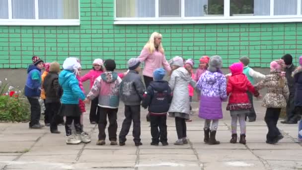 Alunos fazem exercícios perto da escola — Vídeo de Stock