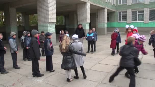 Alunos fazem exercícios perto da escola — Vídeo de Stock