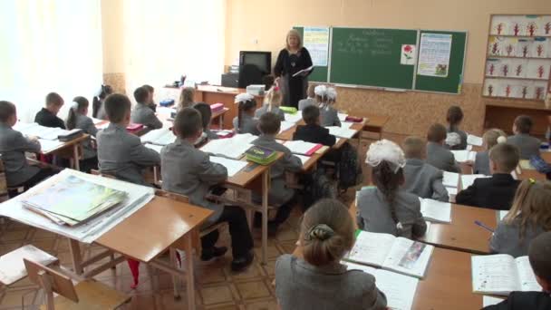 Elever i leksjon på skolen – stockvideo