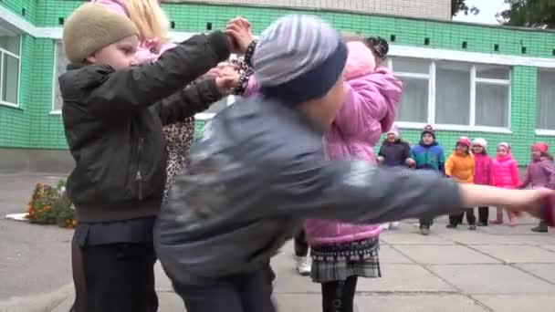 Leerlingen doen oefeningen in de buurt van School — Stockvideo