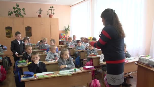 Alumnos en clase en la escuela — Vídeos de Stock