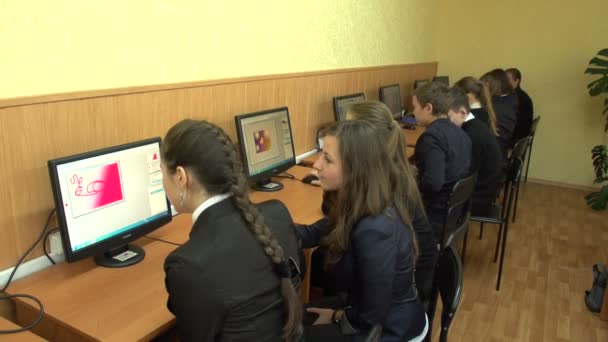 I bambini studiano informatica — Video Stock