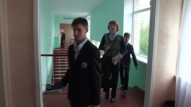 Children in school corridors — Stock Video