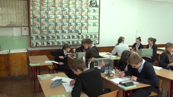 Žáci v hodinách chemie — Stock video