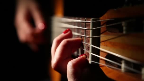Mujer tocando guitarra — Vídeo de stock