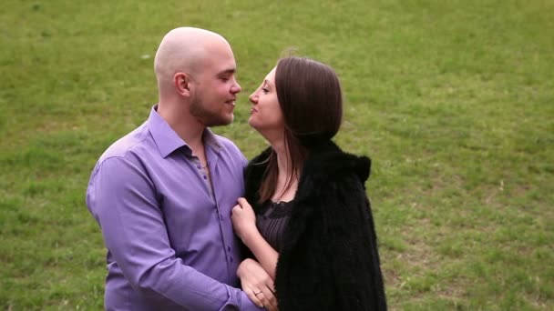 Couple aimant dans le parc — Video