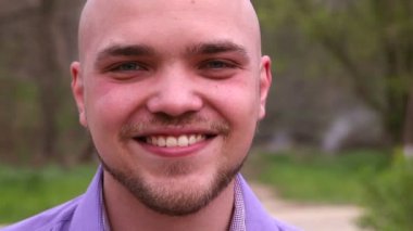 gülümseyen yakışıklı delikanlı