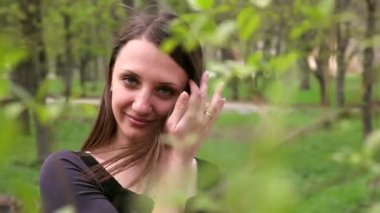 Gülümseyen genç kadın