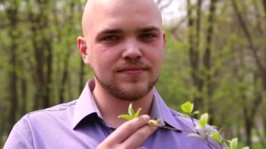 gülümseyen yakışıklı delikanlı