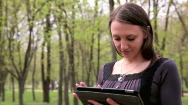 Tablet içinde oynayan kadın