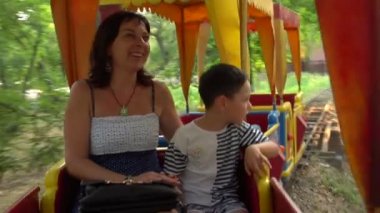 Çocuk anne Ride tren ile