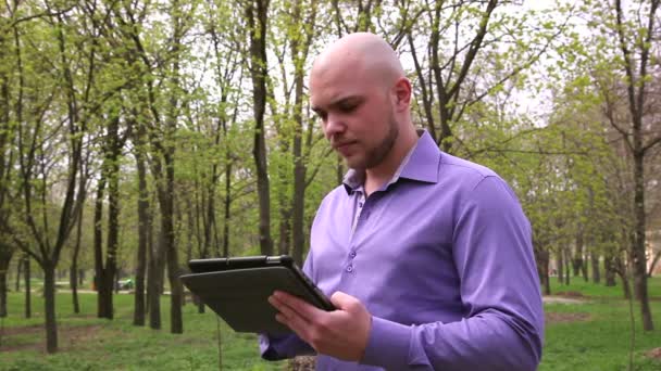Ember játszik a tabletta — Stock videók