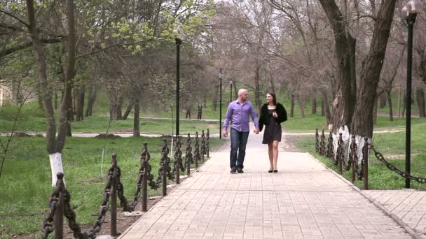 Pareja cariñosa en parque — Vídeos de Stock