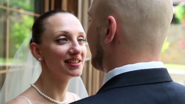 Brudgummen kysser bruden — Stockvideo