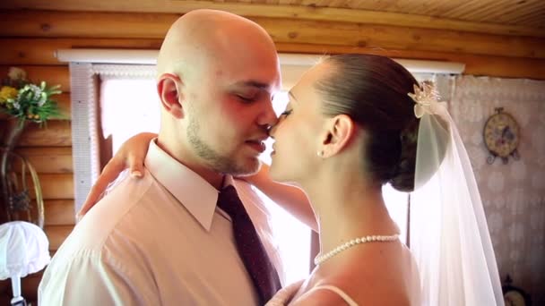 Sposa e sposo flirtare — Video Stock