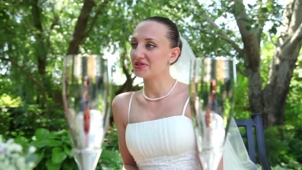 美しい花嫁の笑みを浮かべて — ストック動画