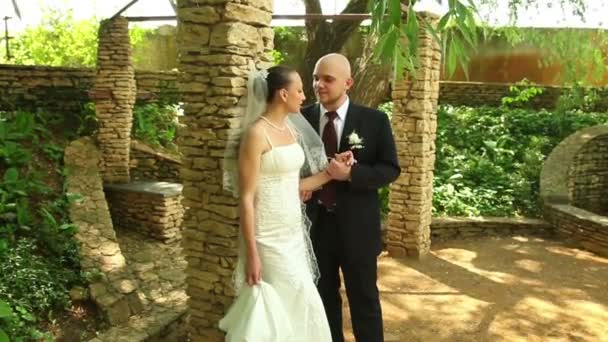 Жених и невеста в саду — стоковое видео