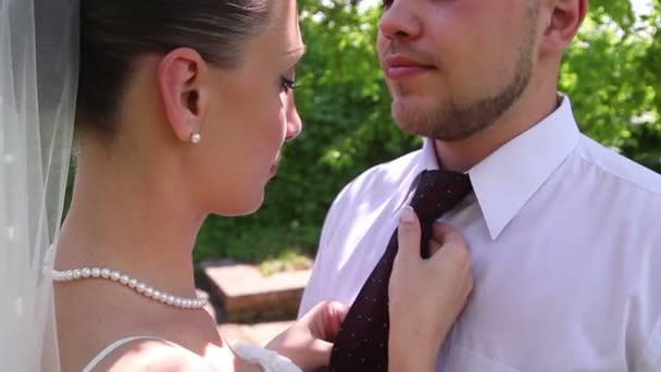 Noiva e noivo no jardim — Vídeo de Stock
