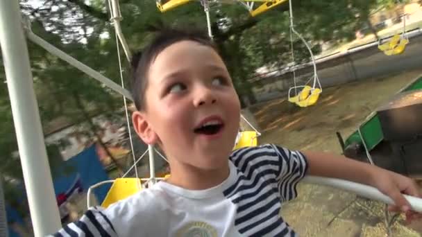 男孩骑旋转木马 — 图库视频影像