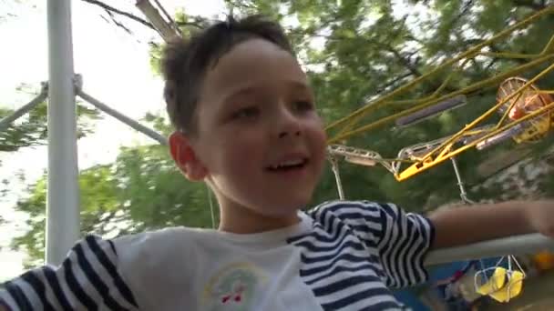 Jongen Ride carrousel — Stockvideo