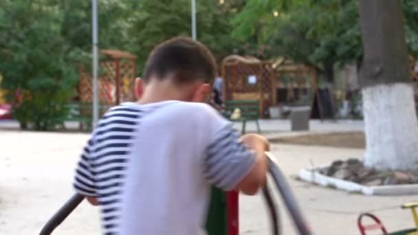 Boy spinning on swing — Stock Video