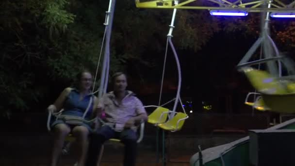 Vergnügungspark bei Nacht — Stockvideo