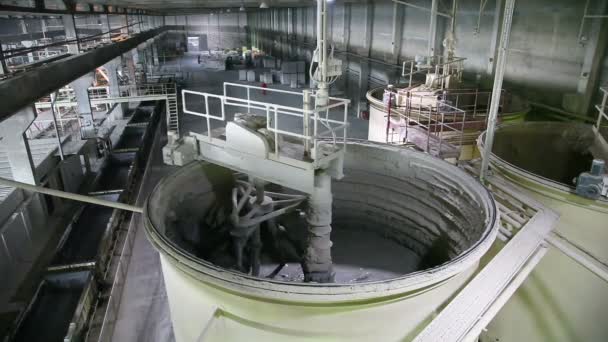 Mezclador de cemento en la planta — Vídeo de stock