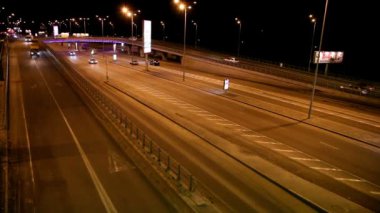 Şehirde gece trafiği