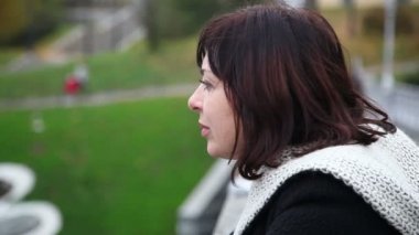 Gülümseyen genç kadın