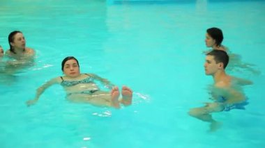 Yüzme havuzunda rahatlatıcı insanlar