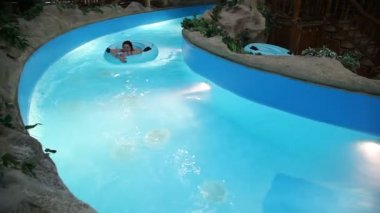 Yüzme havuzunda dinlenen kadın