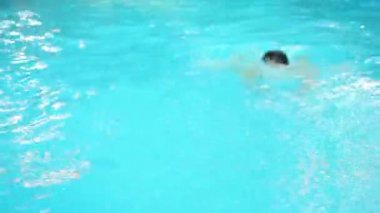 Yüzme havuzunda dinlenen kadın