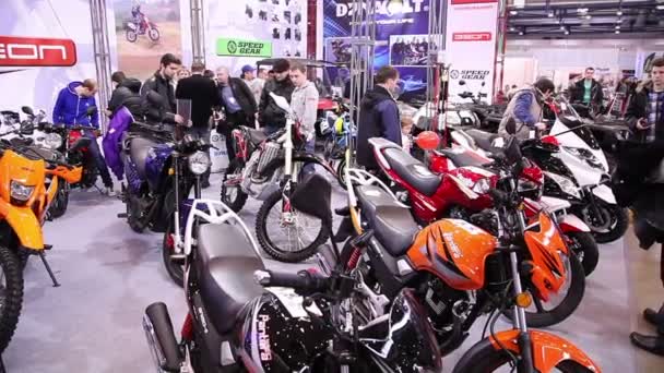 La gente en la exposición de motocicletas — Vídeos de Stock