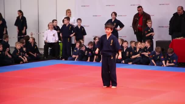 Karate jongen in kimono — Stockvideo