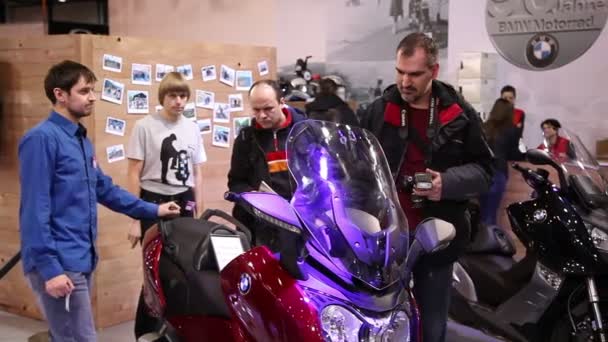 Persone alla fiera motociclistica — Video Stock