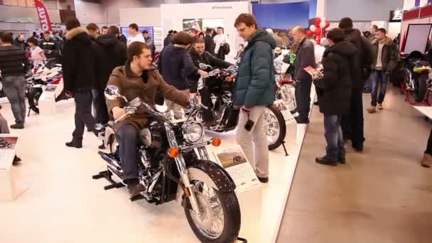 La gente en la exposición de motocicletas — Vídeos de Stock