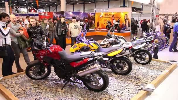 Ludzie w wystawa motocykli — Wideo stockowe