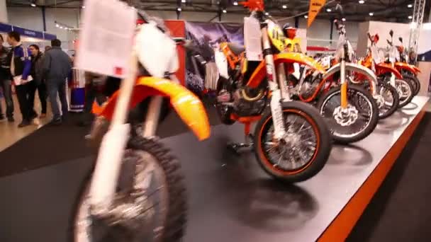 Les gens à l'exposition moto — Video