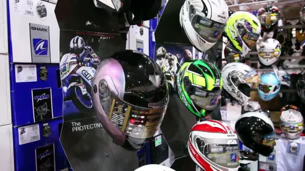 Motocyklové přilby v obchodě — Stock video