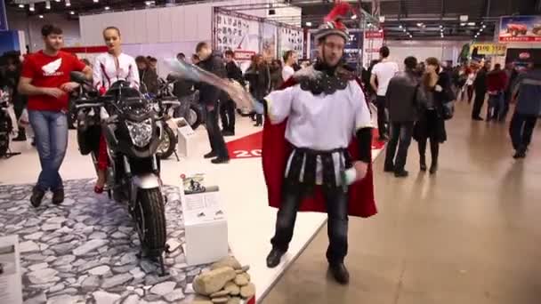 Persone alla fiera motociclistica — Video Stock