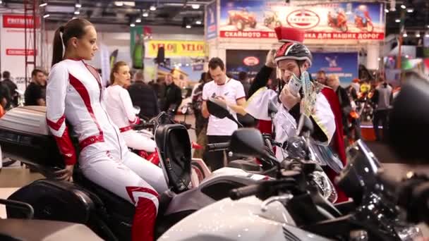 Люди на выставке мотоциклов — стоковое видео