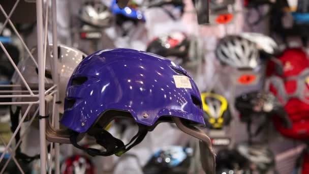 Cascos de bicicleta en tienda — Vídeos de Stock