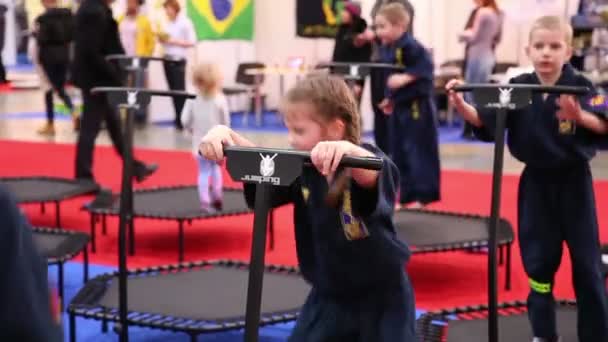 Enfants sauter sur un trampolines — Video