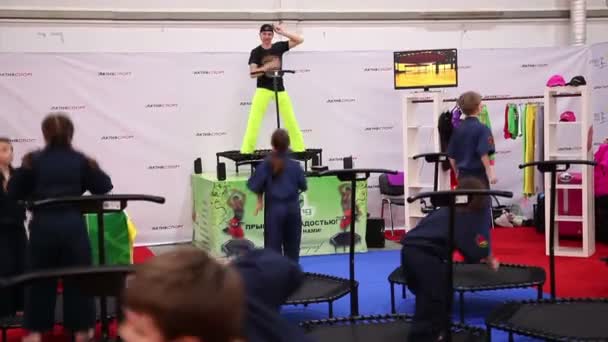 Crianças saltam em um trampolim — Vídeo de Stock