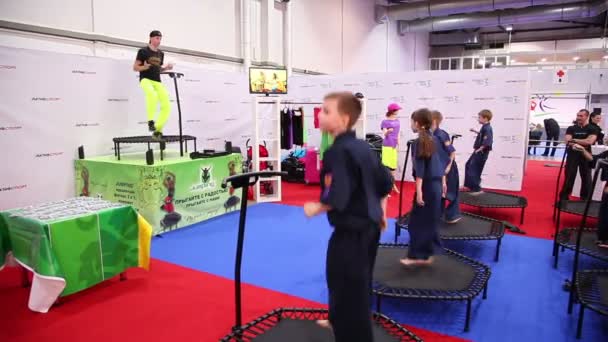 Enfants sauter sur un trampolines — Video