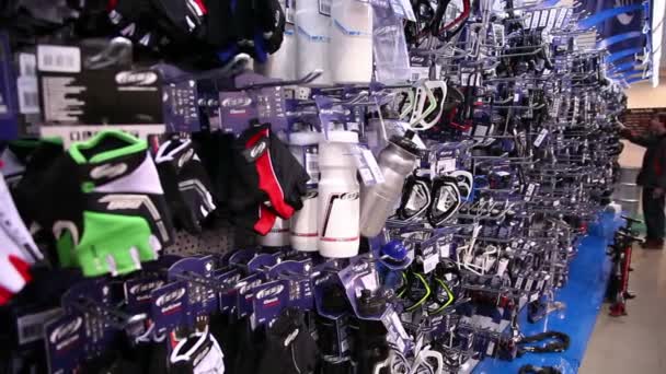 Sporthandschuhe im Shop kaufen — Stockvideo