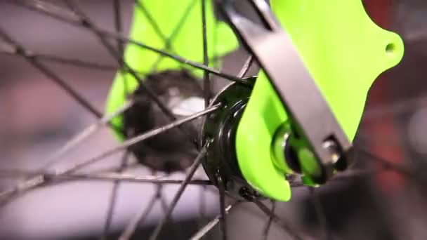 自転車の車輪を回すを間近します。 — ストック動画