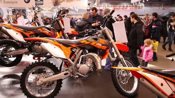 La gente en la exposición de motocicletas — Vídeos de Stock