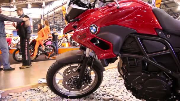 Lidé na výstavě motocykl — Stock video