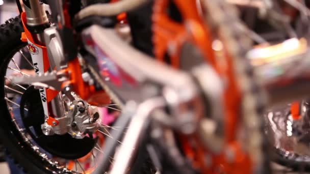 Mensen op motorfiets tentoonstelling — Stockvideo